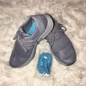 Gray under armour sneakers w extra laces